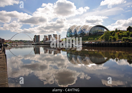 Vista di Sage Gateshead sul fiume Tyne, Quayside, Newcastle upon Tyne, Tyne and Wear, England, Regno Unito Foto Stock