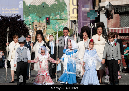 Persone vestite con abiti tradizionali durante la processione religiosa per la festa di San Isidro, Madrid, Spagna Foto Stock