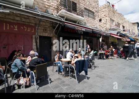 Cantò israeliano seduti in un popolare cafe nella vibrante Mahane Yehuda Market. Foto Stock