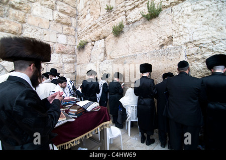 Hasidic ebrei ortodossi pregano presso il Muro del Pianto durante le vacanze di Pasqua. Foto Stock