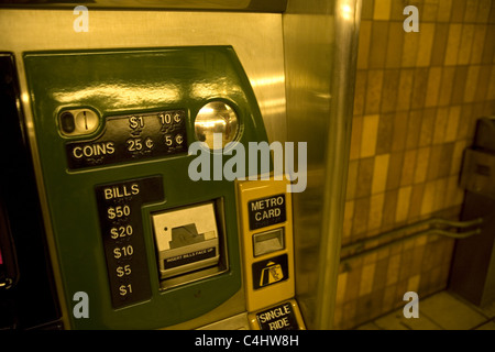 Scheda Metro distributore in una New York City metropolitana stazione. Foto Stock