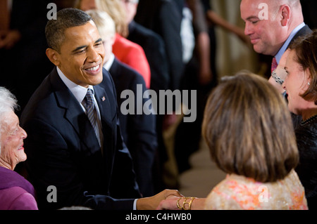 Il presidente Barack Obama scuote le mani durante la medaglia presidenziale della libertà cerimonia. Foto Stock