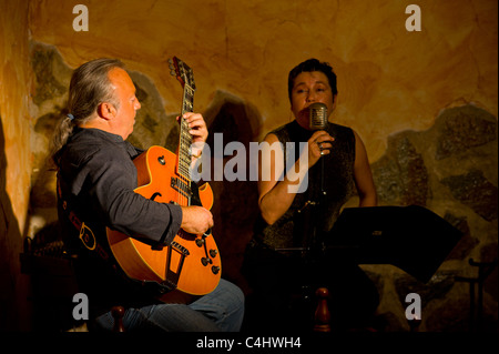 Classic duo jazz eseguendo con illuminazione scenica Foto Stock