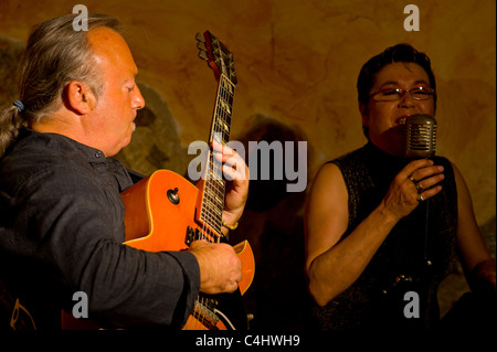 Classic duo jazz eseguendo con illuminazione scenica Foto Stock