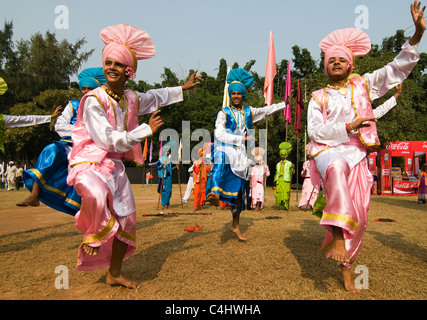 Punjabi Bhangra ballerini durante un festival colorati in Punjab. Foto Stock