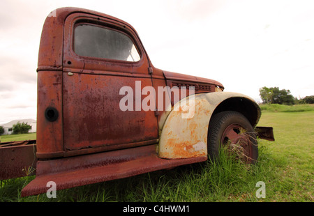 Vecchio arrugginito CARRELLO IN UN CAMPO DI BDB Foto Stock