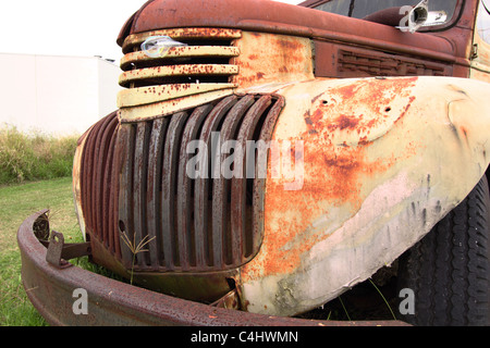 Vecchio arrugginito CARRELLO IN UN CAMPO DI BDB Foto Stock