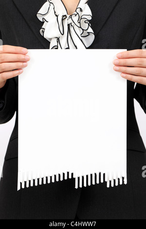 Business donna triturazione di carta in mano Foto Stock