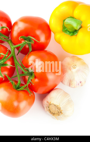 Sfondo di cibo: pomodori freschi maturi, giallo pepe e aglio isolato su bianco Foto Stock