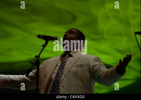 Il Bandleader cubano Juan de Marcos e la sua band suonare dal vivo presso Womadelaide 2011 Foto Stock