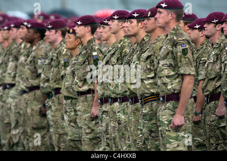 Il reggimento paracadutisti ricevere Afghanistan medaglie campagna dal principe Carlo e Camilla Duchessa di Cornovaglia Foto Stock