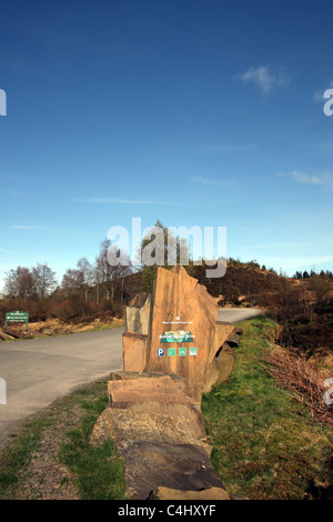 Lastre di roccia all'ingresso da Duke's Pass per Achray Forest Drive nel Queen Elizabeth Forest Park vicino Aberfoyle Scozia Scotland Foto Stock