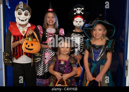 Halloween trucco o trattare i bambini vestiti in costumi di Halloween a  sportello anteriore Inghilterra Foto stock - Alamy