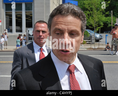 Governatore Andrew Cuomo, closeup, a poco collo Memorial Day Parade, New York, il 30 maggio 2011 Foto Stock