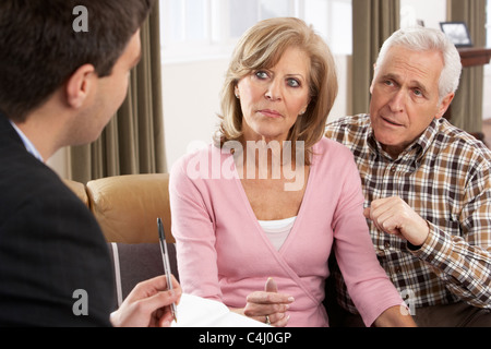 Coppia senior a parlare con il consulente finanziario Foto Stock