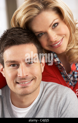 Ritratto di felice coppia giovane a casa Foto Stock