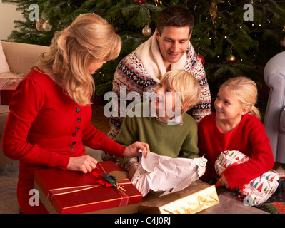 Apertura della famiglia regali di Natale a casa Foto Stock