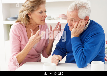 Coppia senior aventi argomento a casa Foto Stock