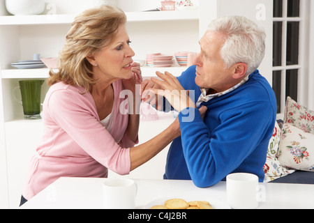 Coppia senior aventi argomento a casa Foto Stock