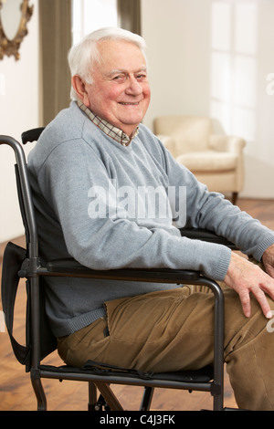 Senior disabili uomo seduto nella sedia a rotelle Foto Stock