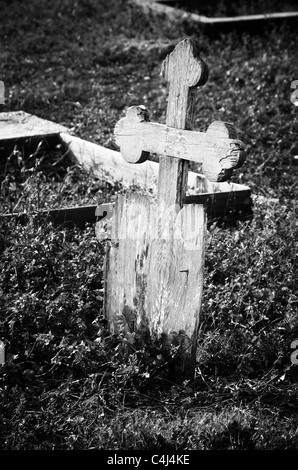 Croce di legno marcatore Grave @ Holt cimitero, New Orleans LA USA Foto Stock