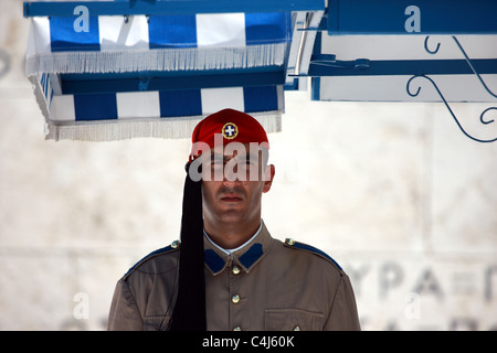 Soldato greco in guardia al di fuori del parlamento greco Foto Stock