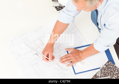 Primo piano della senior uomo al lavoro su progetti e piani di costruzione Foto Stock