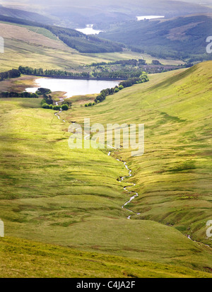 Vista dalle pendici del Pen y Fan in Brecon Beacons sopra i serbatoi del Neuadd superiore , Pentwyn e Pontsticill Foto Stock