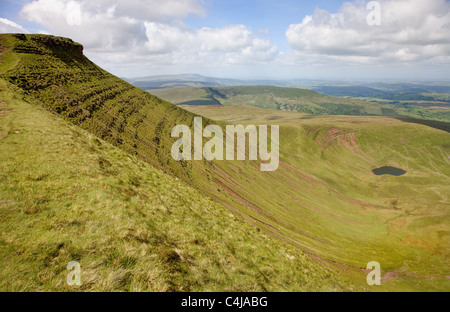 Llyn Cwm Llwch lago e sulle pendici del mais Du da Pen y ventola nel Parco Nazionale di Brecon Beacons Galles del Sud Foto Stock