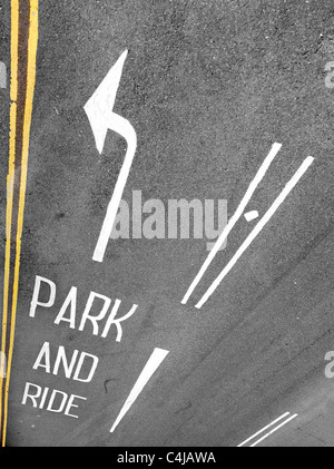 Il park and ride la segnaletica stradale e la freccia con il doppio di linee gialle visto dal di sopra Foto Stock