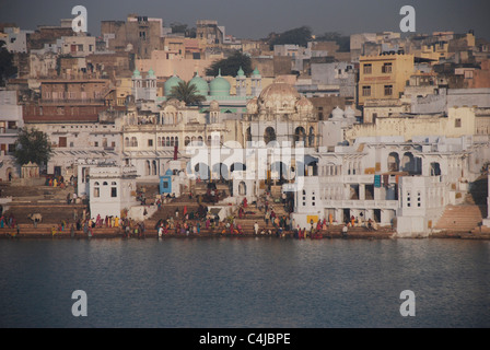 La mattina presto al Lago di Pushkar e balneazione Ghats Foto Stock