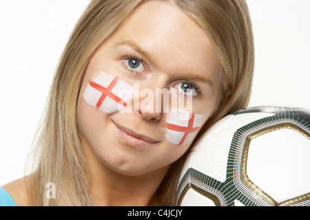 Femmina giovane tifoso di calcio con St Georges bandiera dipinta sul viso Foto Stock