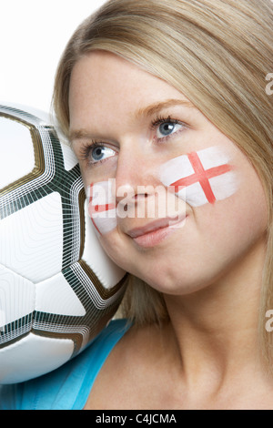 Femmina giovane tifoso di calcio con St Georges bandiera dipinta sul viso Foto Stock