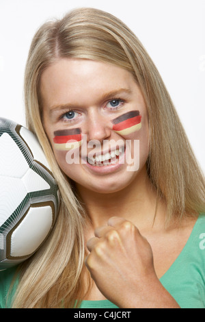 Giovani donne amanti dello sport con la bandiera tedesca dipinto sul volto Foto Stock