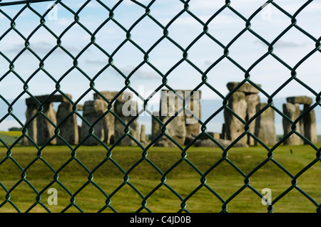 Stonehenge dietro un muro di sicurezza Foto Stock