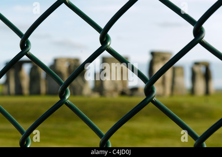 Stonehenge dietro un muro di sicurezza Foto Stock