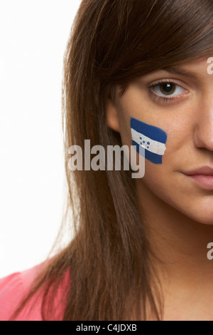Giovani donne amanti dello sport con bandiera honduregna dipinto sul volto Foto Stock