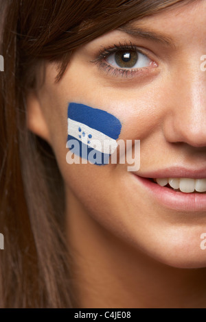Giovani donne amanti dello sport con bandiera honduregna dipinto sul volto Foto Stock