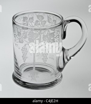 Un vetro acidato il boccale una pinta di birra il boccale Foto Stock