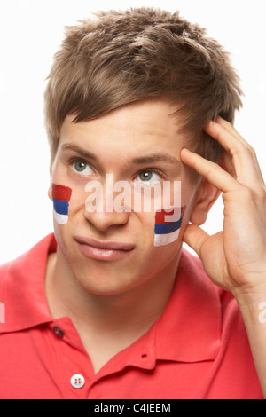 Deluso maschi giovani appassionati di sport con bandiera serba dipinto sul volto Foto Stock