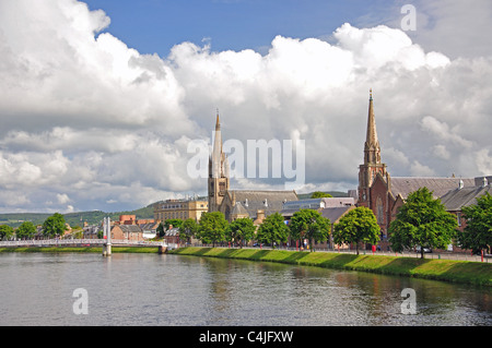 Vista della città sul fiume Ness che mostra alta vecchio Chiesa, Inverness, Highland, Scotland, Regno Unito Foto Stock