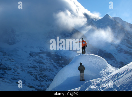 Gli appassionati di snowboard resto sotto la nuvola coprì Jungfrau Foto Stock