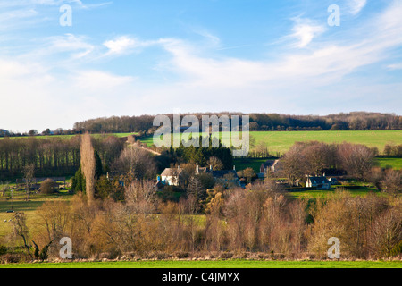 Inizio della primavera vista attraverso la Cotswold campagna vicino a Burford in Oxfordshire, England, Regno Unito Foto Stock