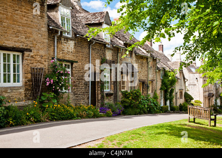 Fila di pretty Cotswold cottage in pietra nella città turistica di Burford, Oxfordshire, England, Regno Unito Foto Stock