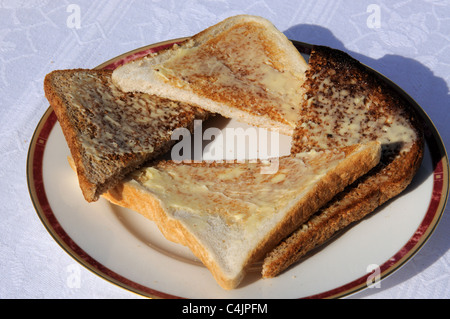 Imburrate il pane tostato su una piastra Wedgwood, Costa del Sol, provincia di Malaga, Andalusia, Spagna, Europa occidentale. Foto Stock