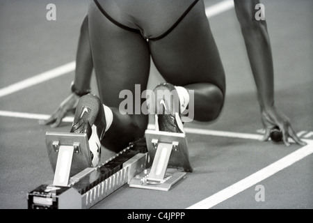 Dettaglio all'inizio di donna in blocchi di partenza di una gara sprint. Foto Stock