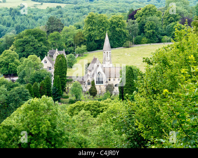 Vista guardando verso il basso sulla Woodchester chiesa vicino a Stroud, Gloucestershire, un grazioso villaggio chiesa in Cotswolds Foto Stock