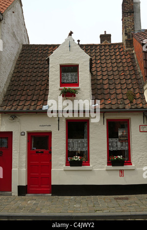 Uno di una fila di piccole case in Bruges, Belgio. Foto Stock