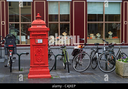 Postbox e biciclette di fronte al Museo dei Diamanti a Bruges, Belgio Foto Stock