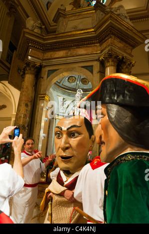 Centocinquantesimo Sfilata dei Giganti e Big-capi, Chiesa di San Lorenzo, San Fermín street-partying, Pamplona, Navarra, Spagna, Europa. Foto Stock